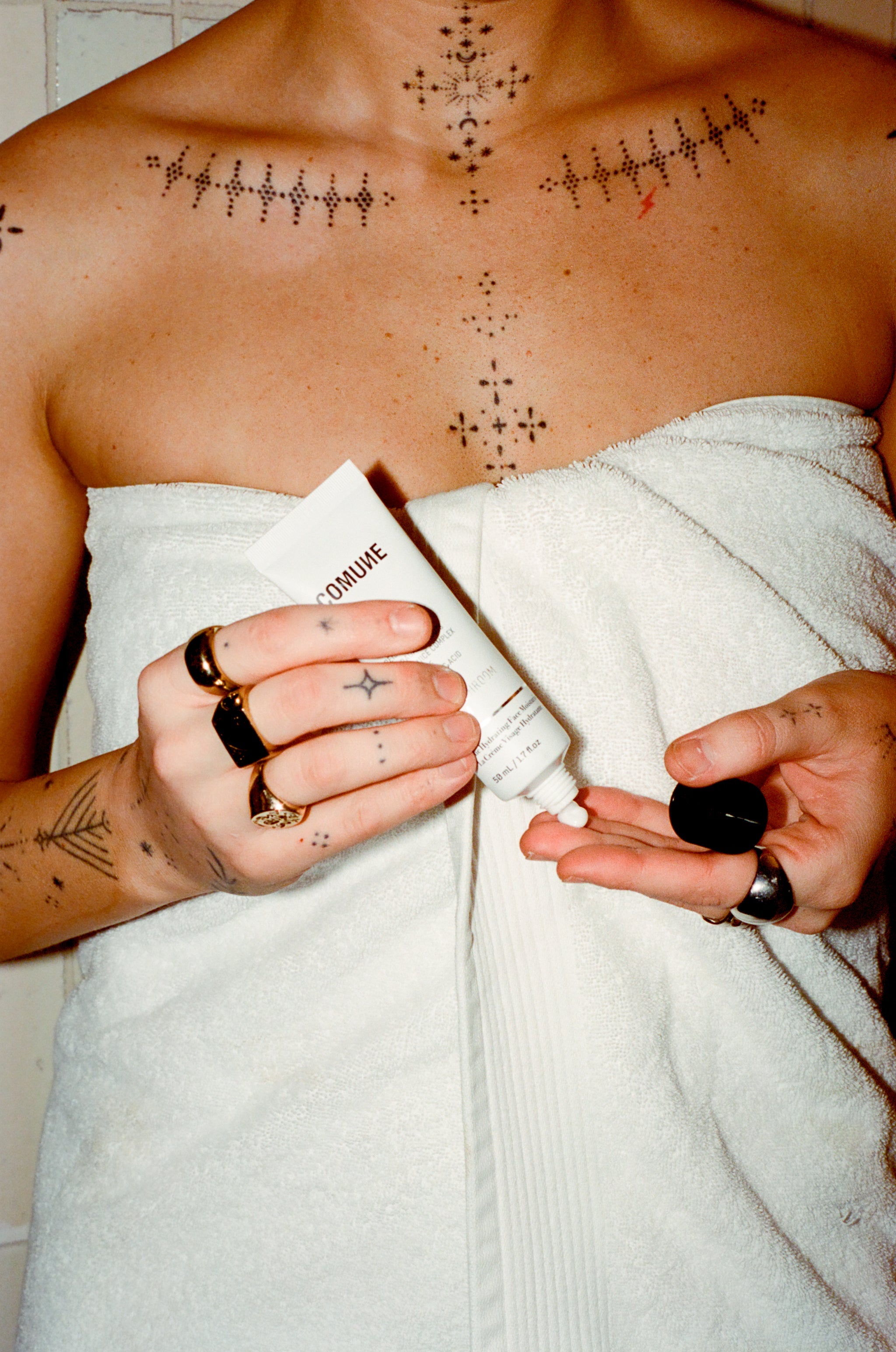 Using Comune's hydrating cream