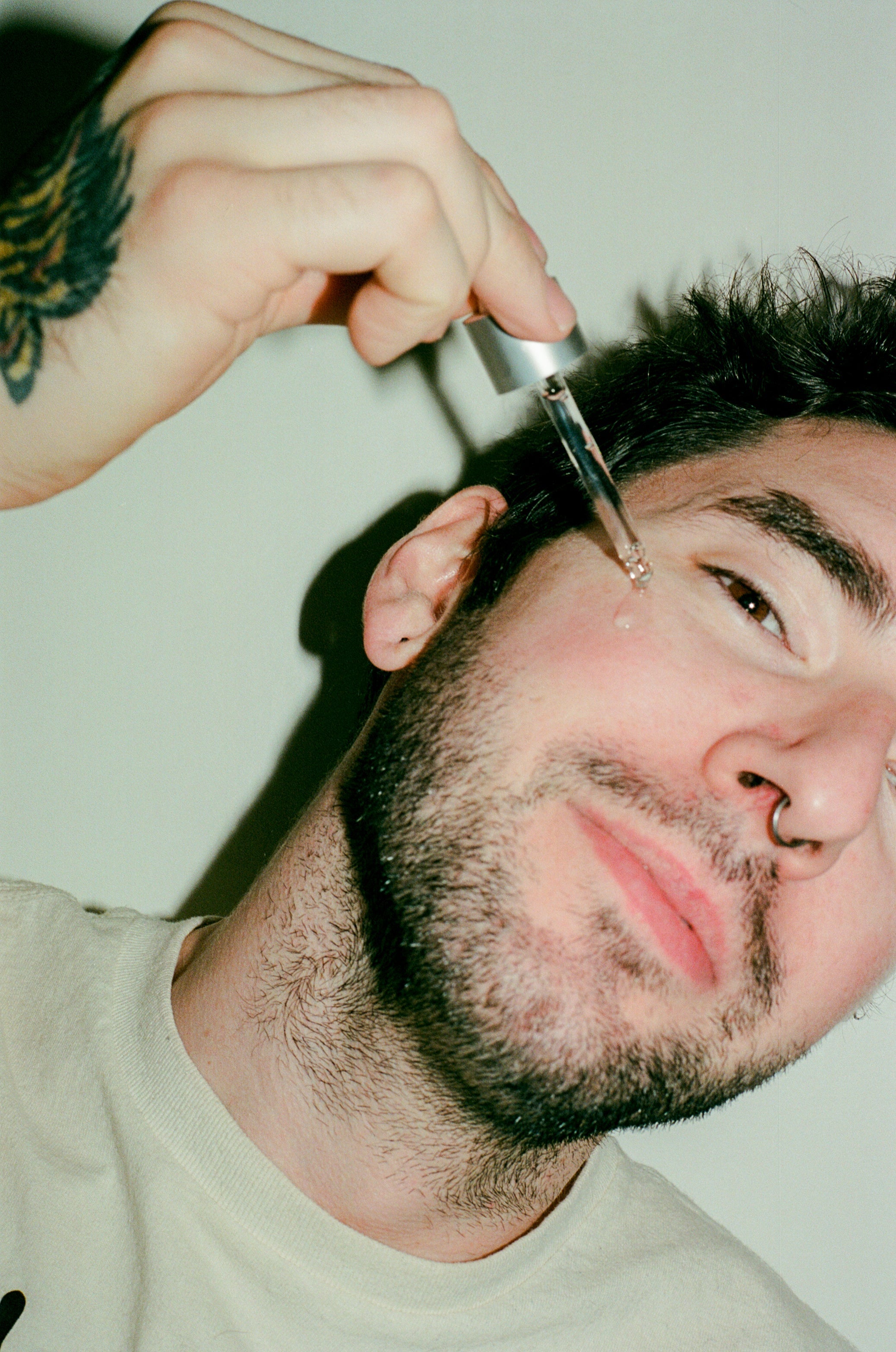 Male applying Comune's Vita Boost Serum for dry skin