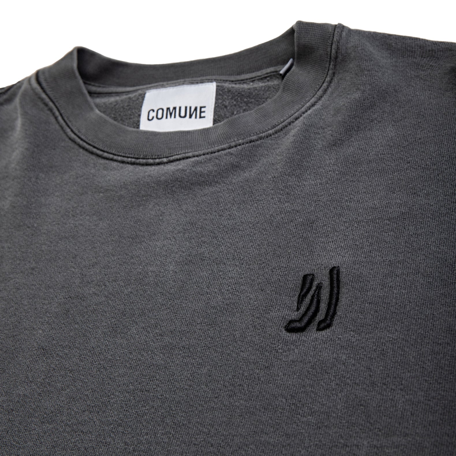 Comune Duke Crew heavyweight cotton in faded black color on white background, logo close up. COMUNE DUKE CREW | Faded Black