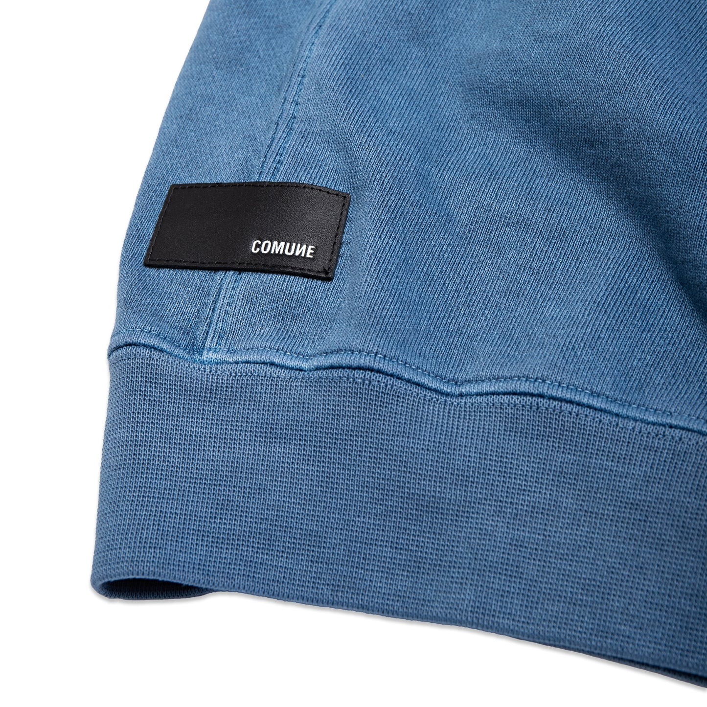 Comune Duke Crew heavyweight cotton in marine color on white background, leather patch close up. COMUNE DUKE CREW | Marine