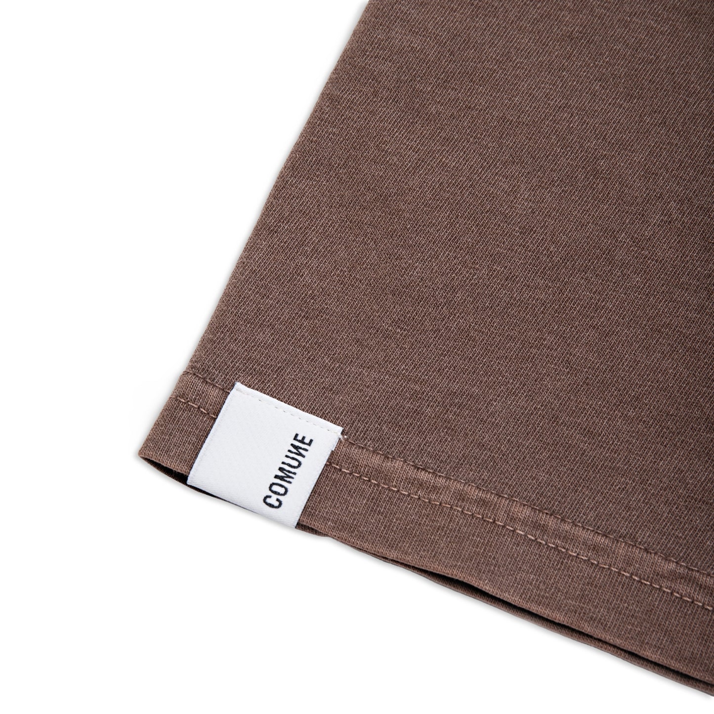 Comune Ryder oversized tee in soft 100% cotton in brown color on white background, label and hem close up. COMUNE RYDER OVERSIZED TEE | Brown