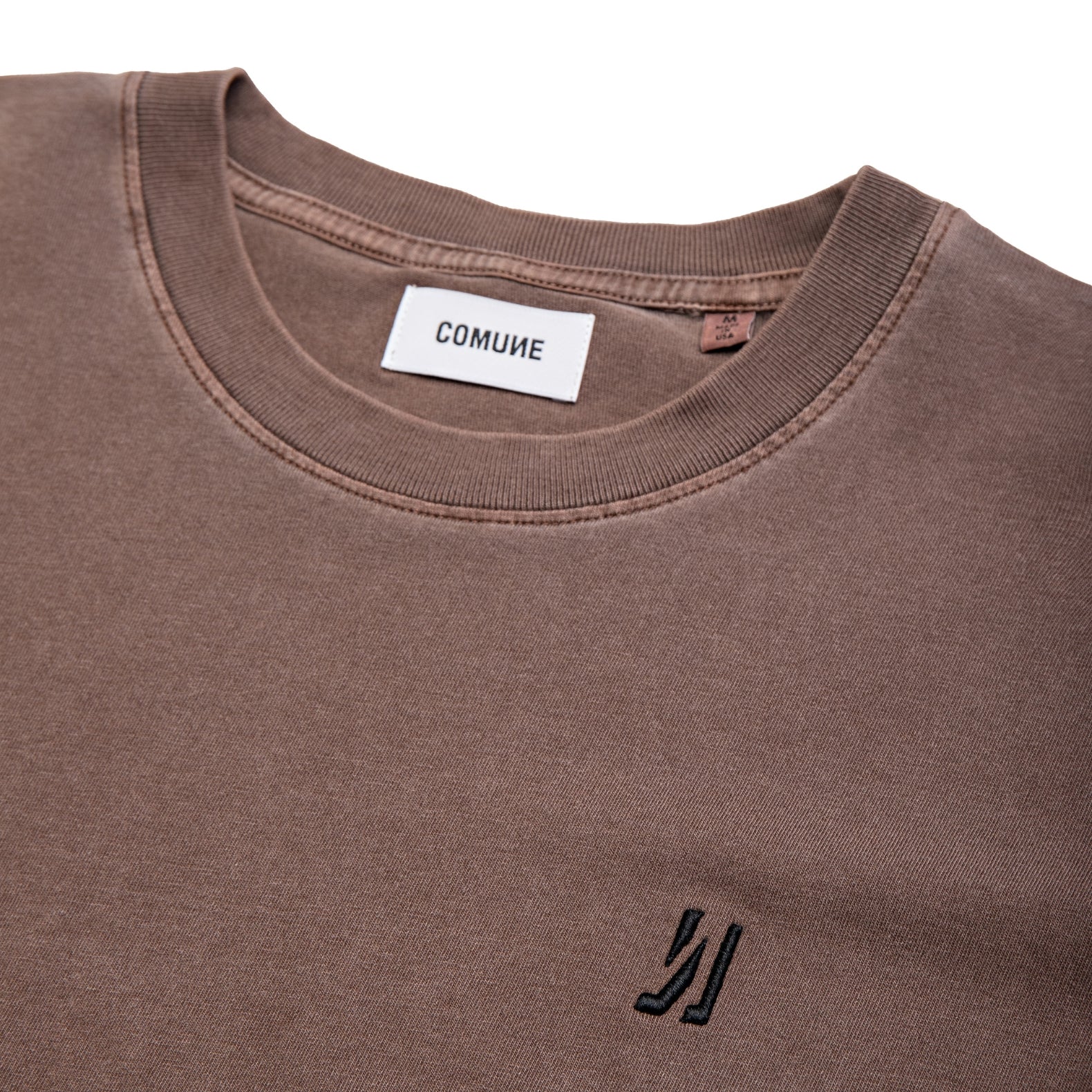 Comune Ryder oversized tee in soft 100% cotton in brown color on white background, logo close up. COMUNE RYDER OVERSIZED TEE | Brown