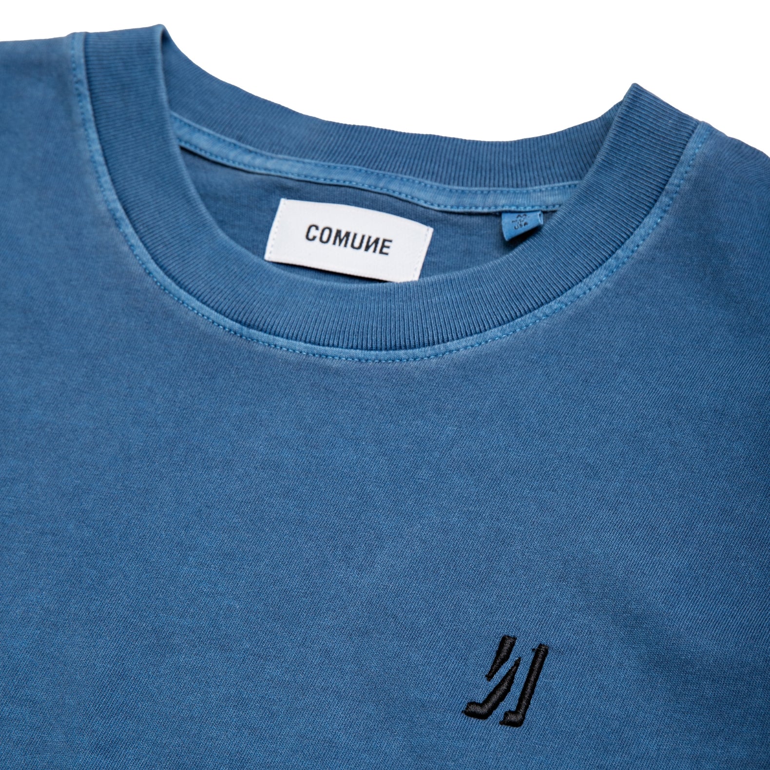 Comune Ryder oversized tee in soft 100% cotton in marine color on white background, logo close up. COMUNE RYDER OVERSIZED TEE | Marine