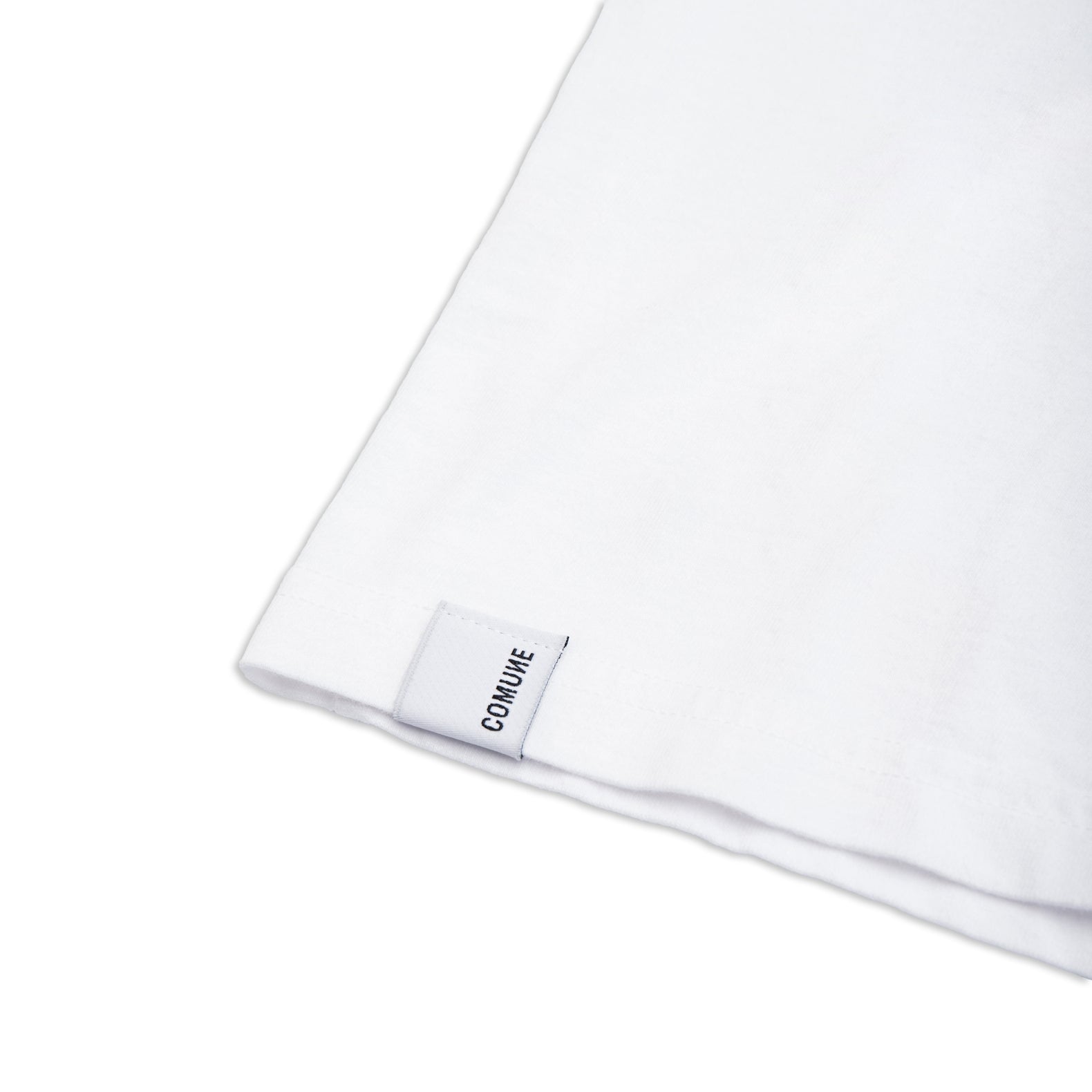 Comune Ryder oversized tee in soft 100% cotton in white color on white background, label and hem close up. COMUNE RYDER OVERSIZED TEE | White
