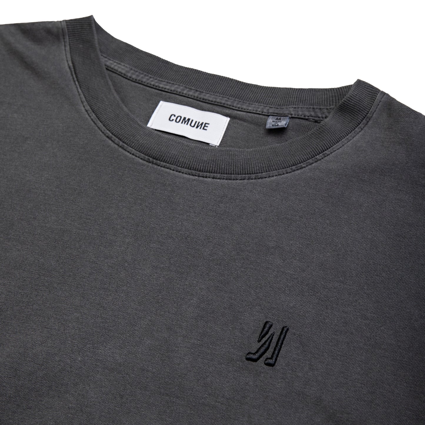 Comune Ryder tee in soft 100% cotton in faded black color on white background, logo close up. COMUNE RYDER TEE | Faded Black