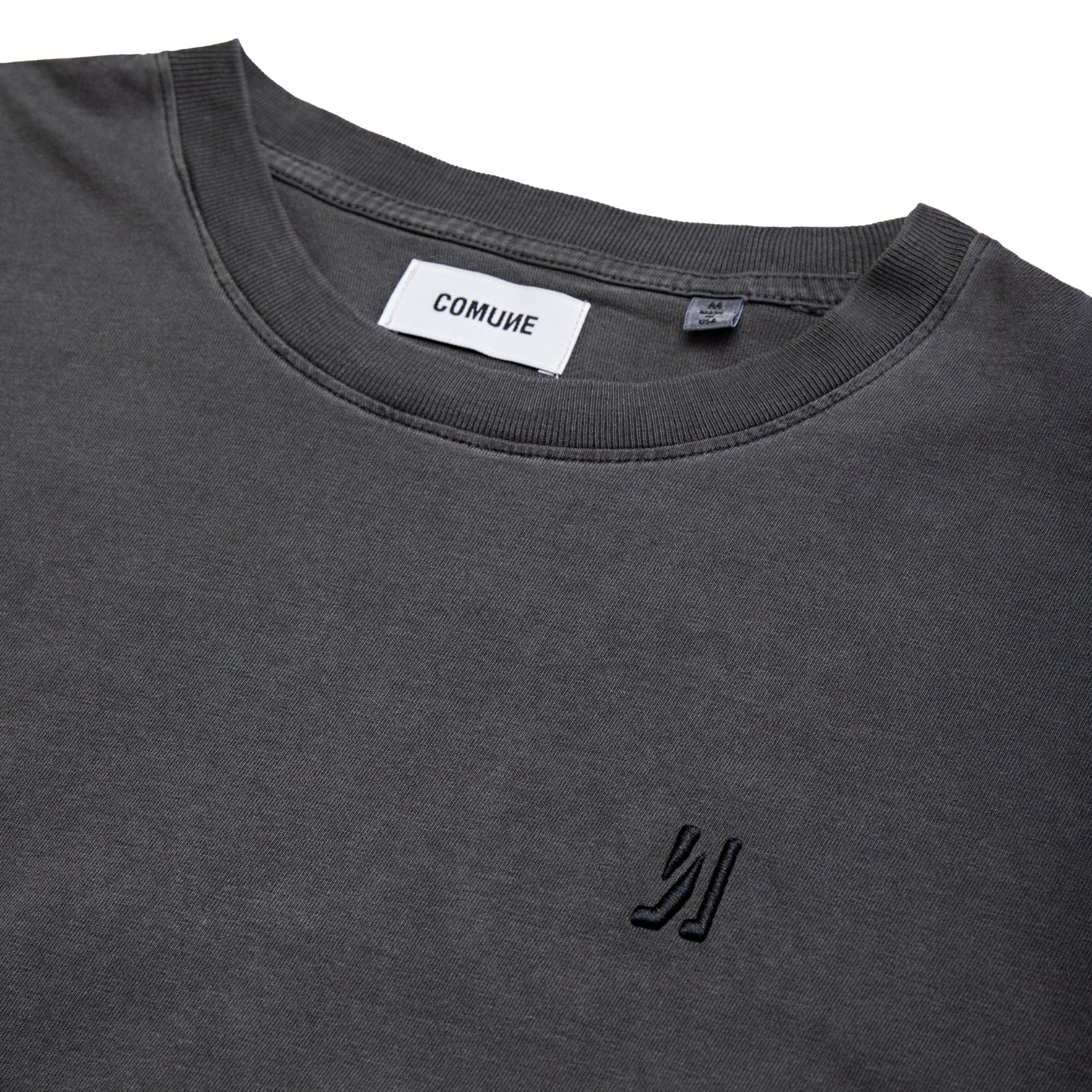 Comune Ryder tee in soft 100% cotton in faded black color on white background, logo close up. COMUNE RYDER TEE | Faded Black