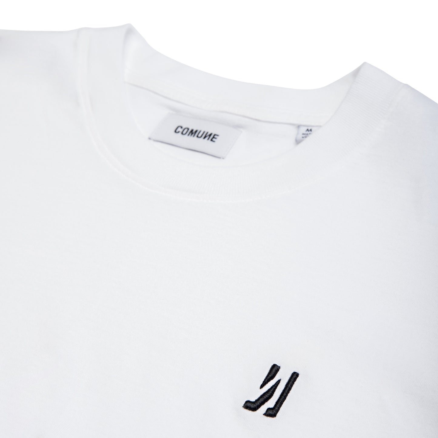 Comune Ryder tee in soft 100% cotton in white color on white background, logo close up. COMUNE RYDER TEE | White