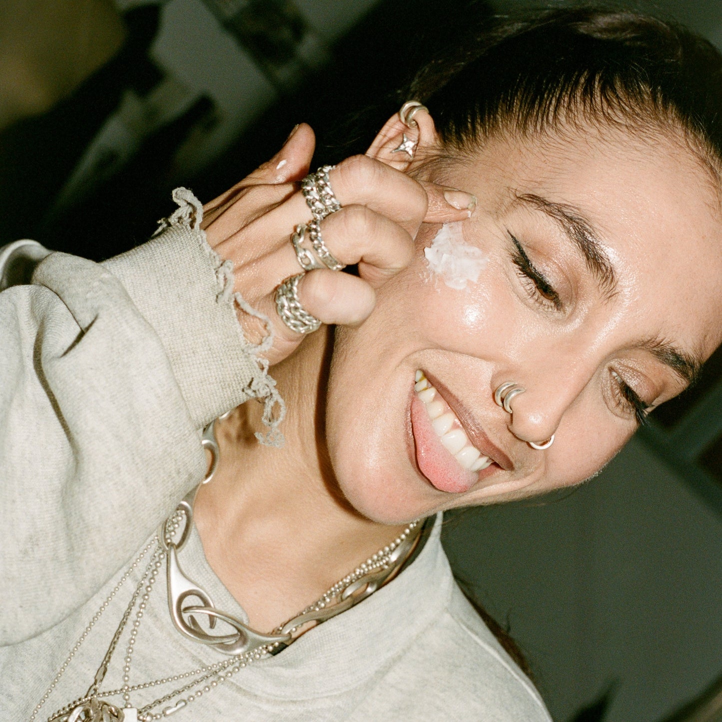 COMUNE artist Lizz applying comune Hydra Shroom Cream on her face