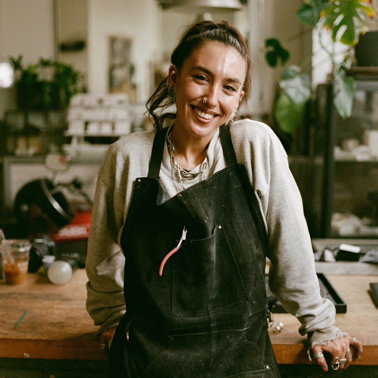 COMUNE artist Lizz Jardim at her workshop place