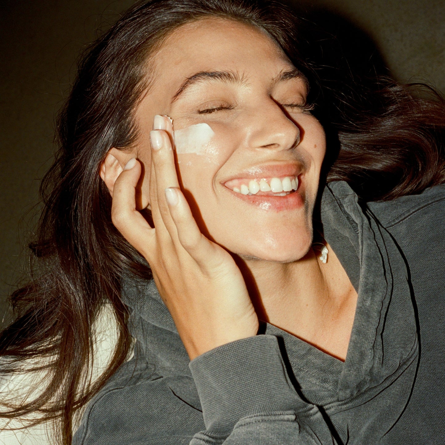 Women applying COMUNE Revitalize Overnight Mask on close up view of her face.